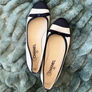 CHANEL Two-Tone Black and Cream Flats